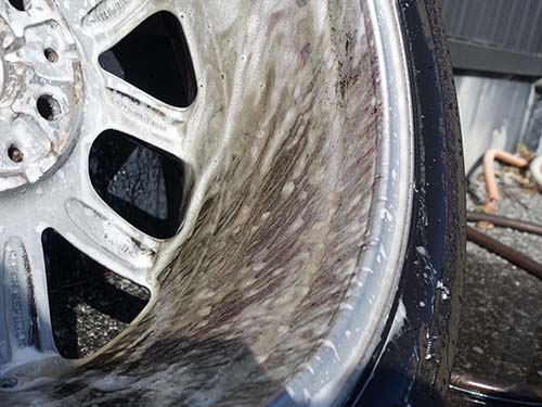 ホイール脱着のタイミングで、アルミホイール裏側まで洗浄