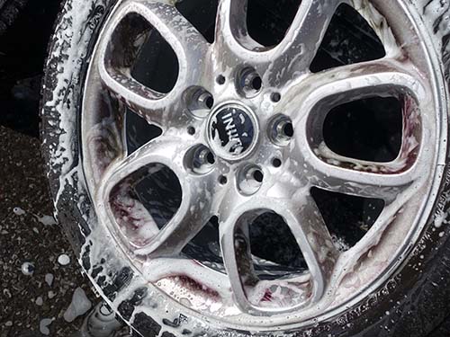 ホイール脱着のタイミングで、アルミホイール裏側まで洗浄