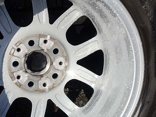 ホイール脱着のタイミングで、アルミホイール裏側まで洗浄