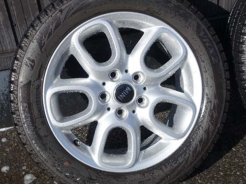 ホイール脱着のタイミングで、アルミホイール裏側まで洗浄