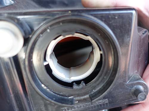 原因はテールライト本体側の端子部分の溶損