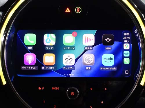 2021年3月製造以降のF54 LCIモデルは、フルスクリーン表示が標準対応