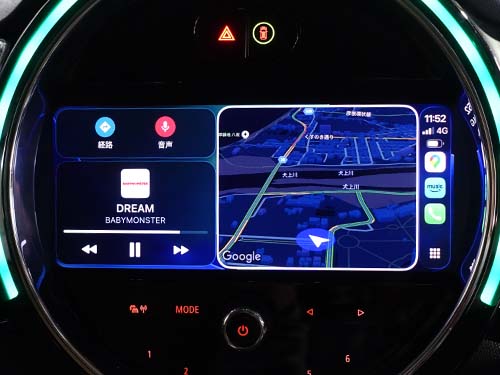 2021年3月製造以降のF54 LCIモデルは、フルスクリーン表示が標準対応