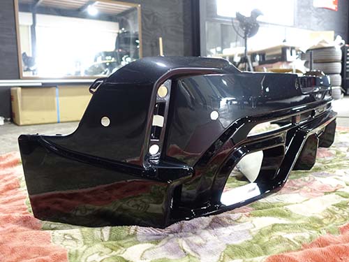 フロントスポイラーとリアスポイラーの塗分けデザイン