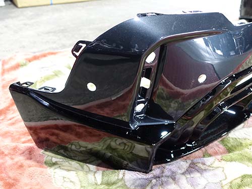 フロントスポイラーとリアスポイラーの塗分けデザイン