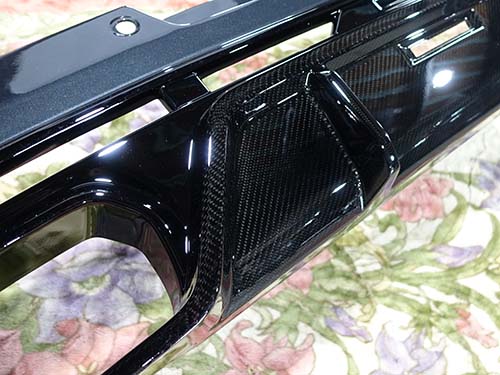 カーボンを“主張しすぎない”仕上げ