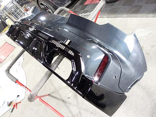 カーボンを“主張しすぎない”仕上げ