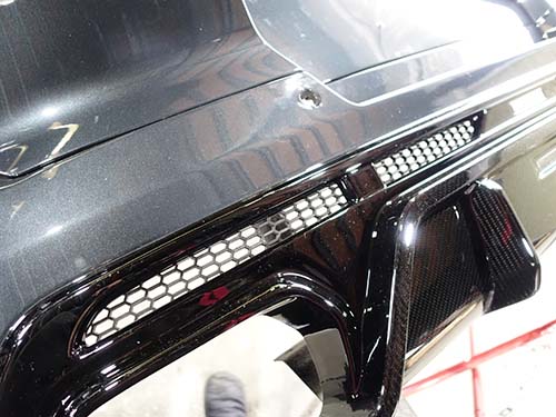 ハニカムパーツで純正チックな表情へ