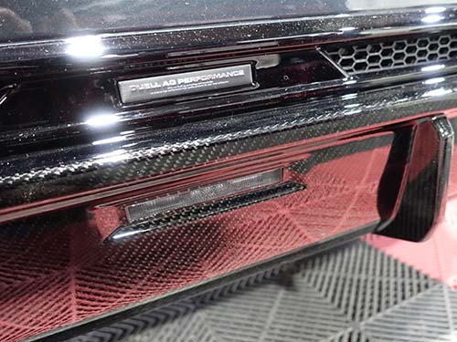 ハニカムパーツで純正チックな表情へ