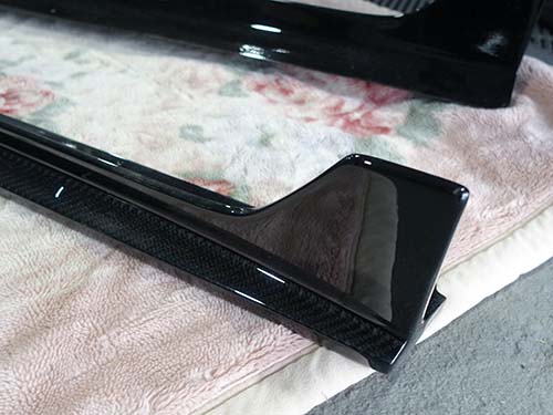 カーボンを“主張しすぎない”仕上げ