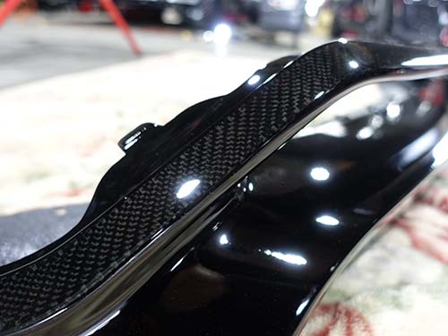 カーボンを“主張しすぎない”仕上げ