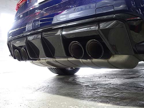 G80 M3のエキゾーストバルブは、車両後方下部に配置されたアクチュエーターで制御