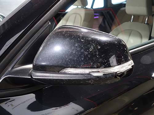 助手席側ドアミラー下部のロアカバーが破損