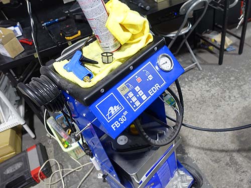 ATE製ブレーキ圧送機 FB-30SRを使用