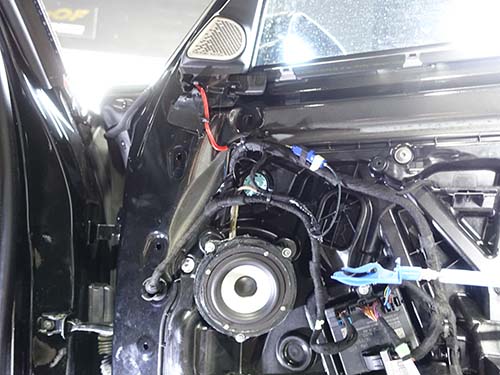 フロントツィーターおよびミッドレンジスピーカーにはLucentシリーズ