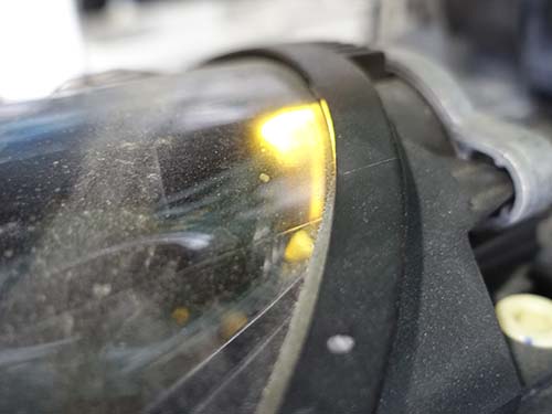 ボンネットを開けてヘッドライト内部を確認すると、デイライト導光用アクリルが焼損している状態