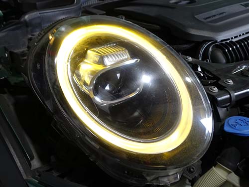 運転席側ヘッドライトのリングライトが茶色く発光している