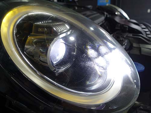 レンズ表面には細かなクラックと傷が発生