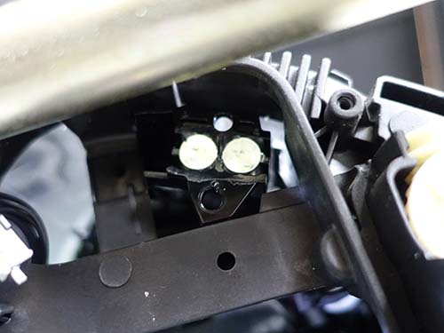 焼損したアクリル部分を丁寧に削り落とし、導光面を再生