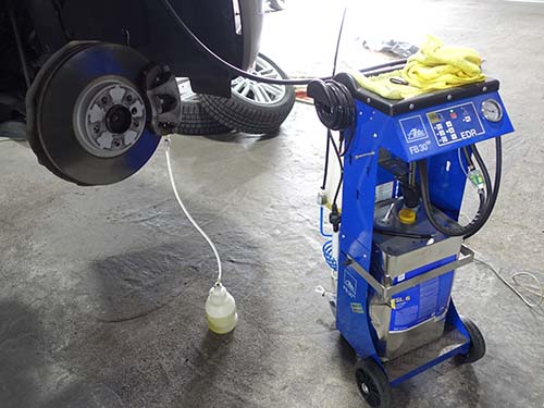 ATE製ブレーキ圧送機【FB-30SR】を使用し、一定圧でフルードを圧送