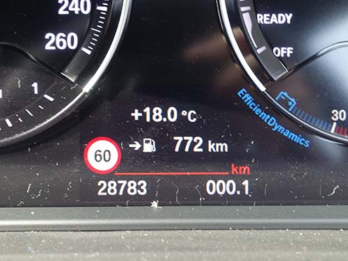 フロントカメラが道路標識を認識