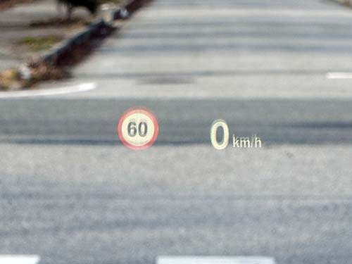 制限速度・追越禁止の情報をメーターパネル・ヘッドアップディスプレイへ表示