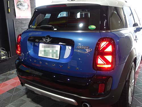 左右でリアフォグライト点灯