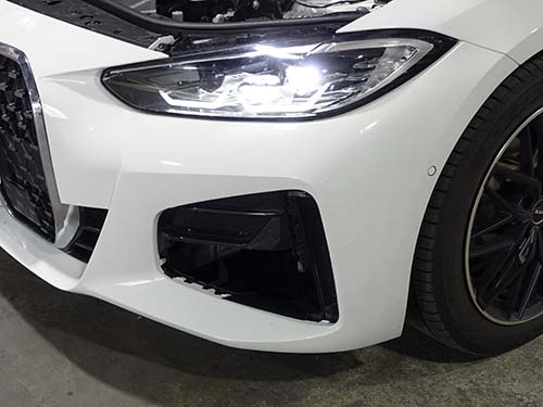 フロントバンパー内のサイドグリル部分が破損してしまい、内部が露出している状態