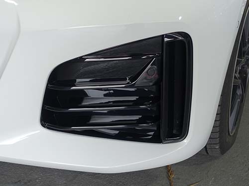 グリルは空力や内部保護の役割も担っています