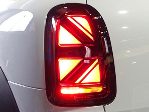 LCIモデルでは左右リアフォグライト点灯