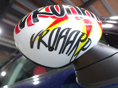 運転席ドアミラーへMINIロゴプロジェクション装着