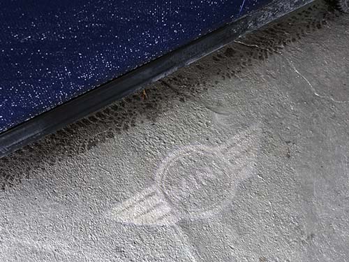 片側だけの点灯ではアンバランスになるため、両側同時照射仕様