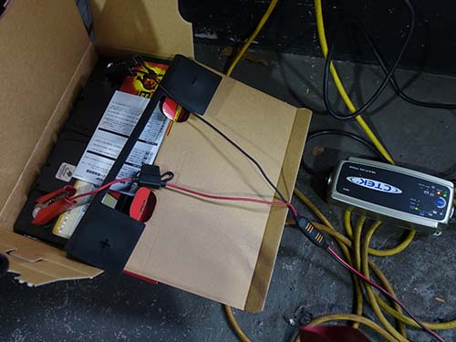 装着前にCTEK製バッテリーチャージャーで満充電