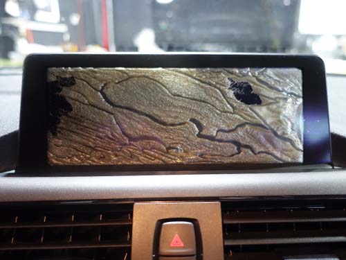 モニター全体に気泡が発生しており、画面が非常に見づらい状態