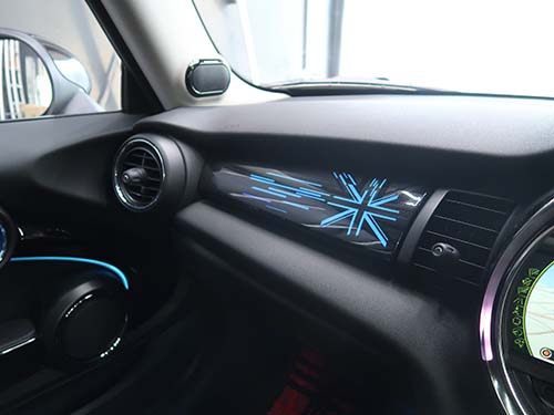 ユニオンジャック柄でアンビエントライト発光する純正装飾パネルへ交換