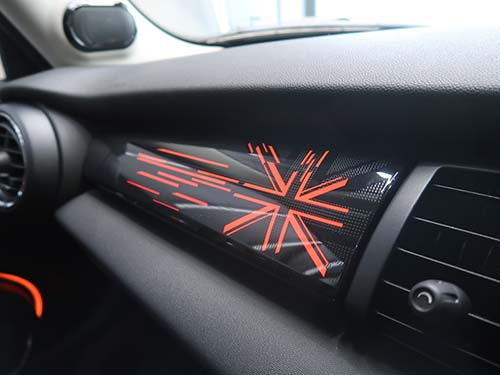 ユニオンジャック発光装飾パネルは、LCIモデル以降で採用されたインテリア演出