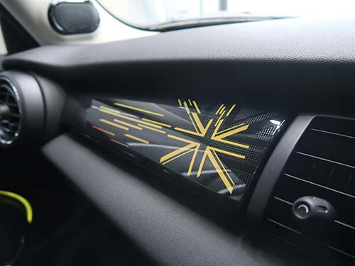 ユニオンジャック装飾パネルは、エキサイトメントパッケージ装着車のみ発光が可能