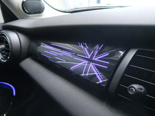 非装着車両であっても、ルームライトをエキサイトメントパッケージ用へ交換することで後付装着が可能