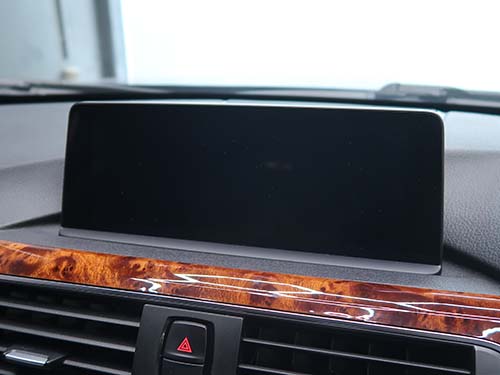 ナビが使用できず、バックカメラも映らないため、日常使用に大きな支障