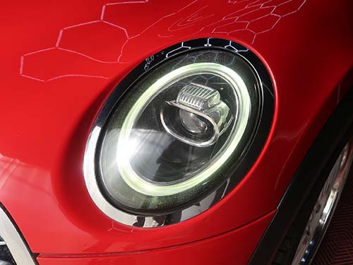 助手席側ヘッドライトリングのメッキ部が波打ったような状態