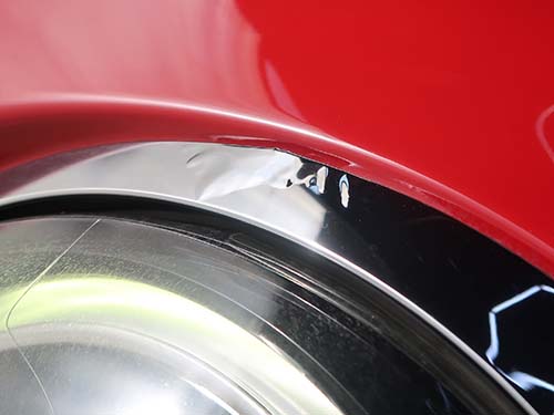 ヘッドライトリングは樹脂パーツにメッキ処理が施されている構造