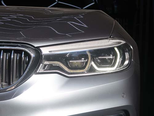 助手席側ヘッドライトの内側デイライトが暗くなっている