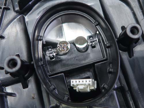 デイライトLEDの発熱により導光用アクリルが焼損・茶色く変色し、LEDの光を遮ってしまっている状態