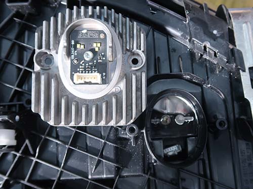 内側デイライトの導光アクリルは、予想通り茶色く焼損