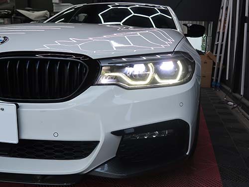 デイライトLEDの発熱によって溶解・変色したアクリルを再生し、発光輝度と透明感を回復させる作業