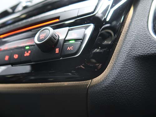 LCIモデル用アンビエントライト発光エアコンパネル