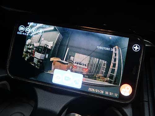 SN-TW91diはモニターレス仕様のため、スマートフォンアプリと連携して映像確認や設定変更を行なうタイプのドラレコ