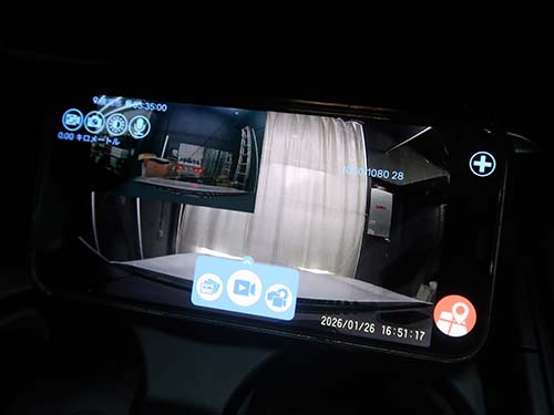 SN-TW91diはモニターレス仕様のため、スマートフォンアプリと連携して映像確認や設定変更を行なうタイプのドラレコ