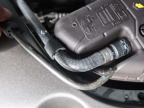 取り外した破損パーツと新品パーツを比較すると、
形状がまったく異なる別物レベル