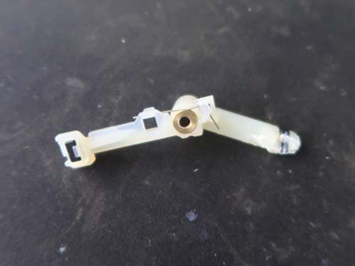 内部を点検し、金属バネの破損・変形を確認